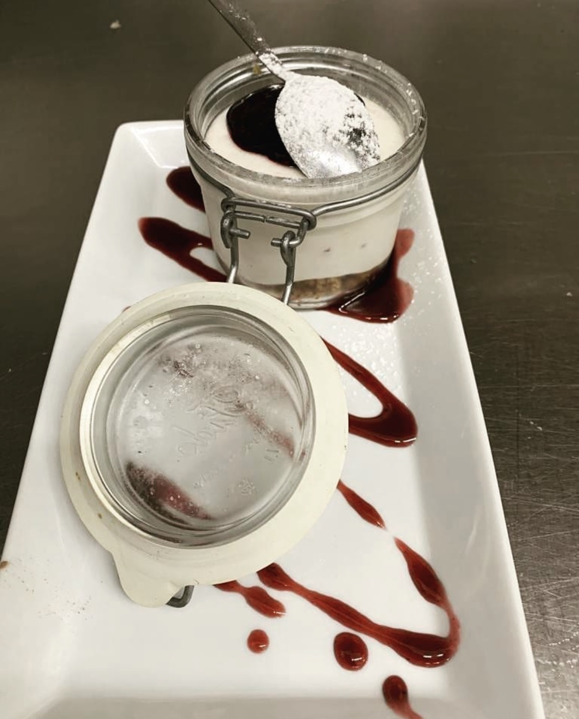 Dessert al cucchiaio con frutti di bosco