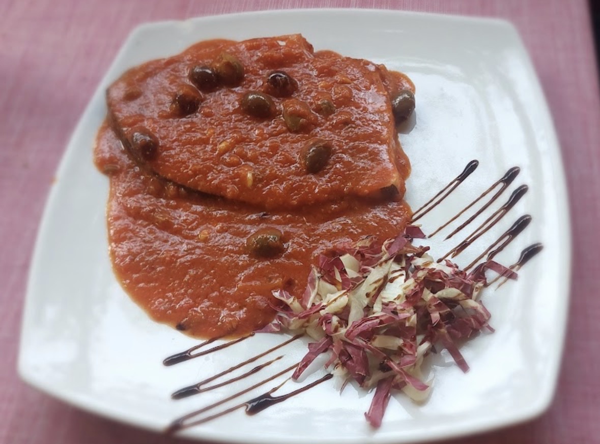 Pesce alla ligure con sugo di pomodoro e olive taggiasche