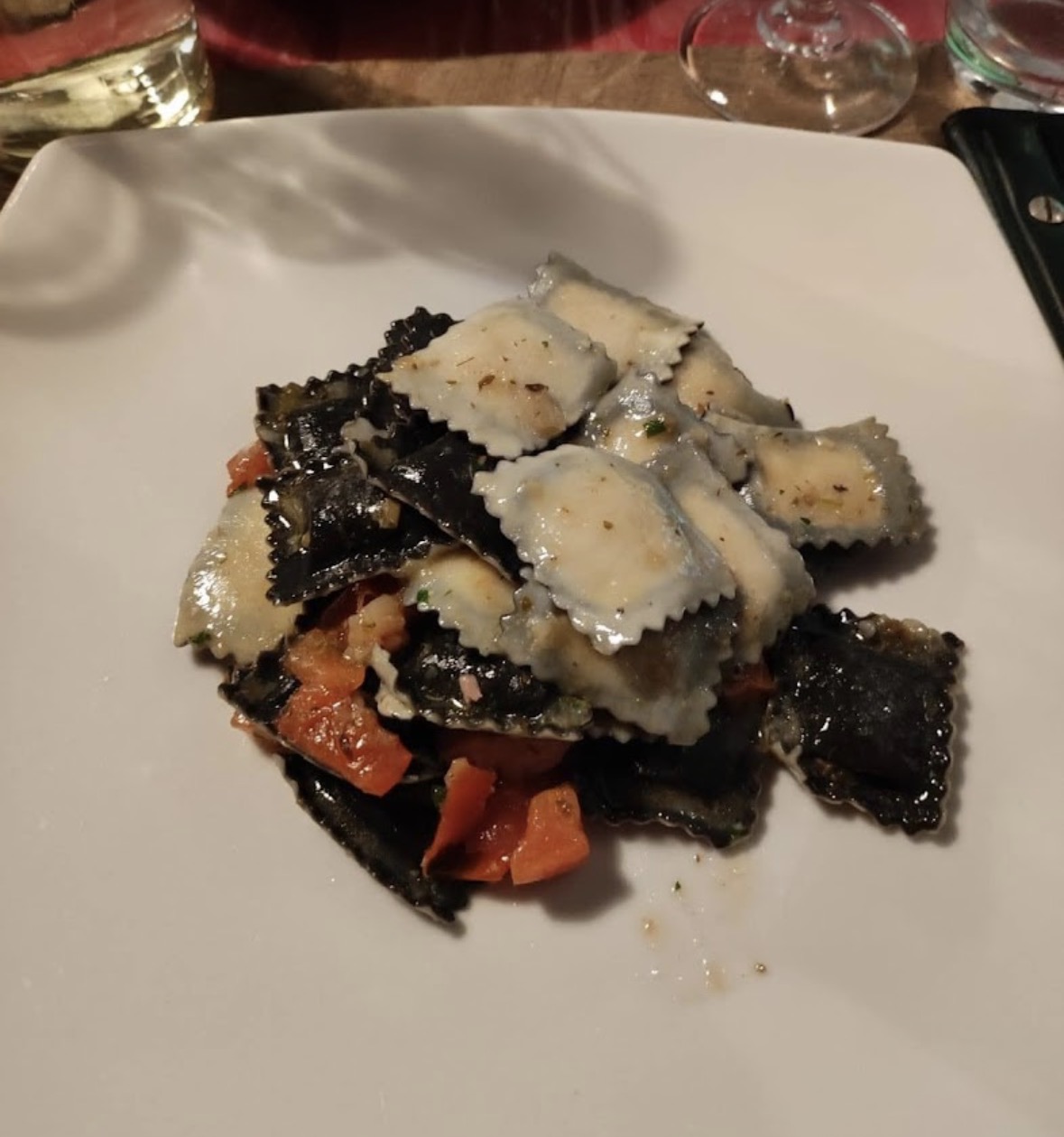 Ravioli neri al nero di seppia ripieni di pesce