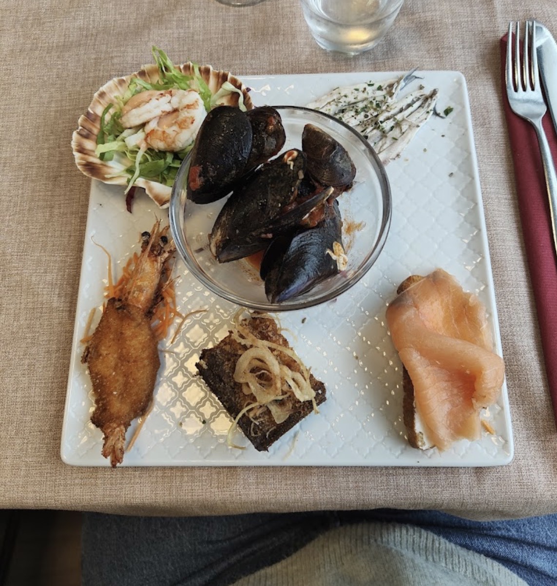 Antipasto di mare con cozze, gamberi e salmone