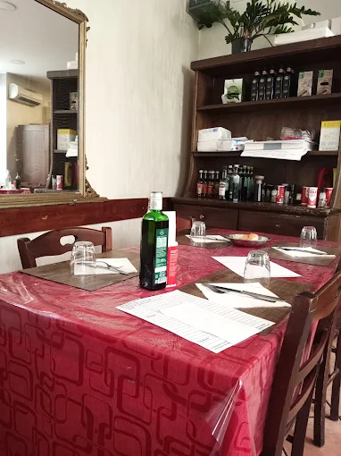 Sala con tavolo apparecchiato